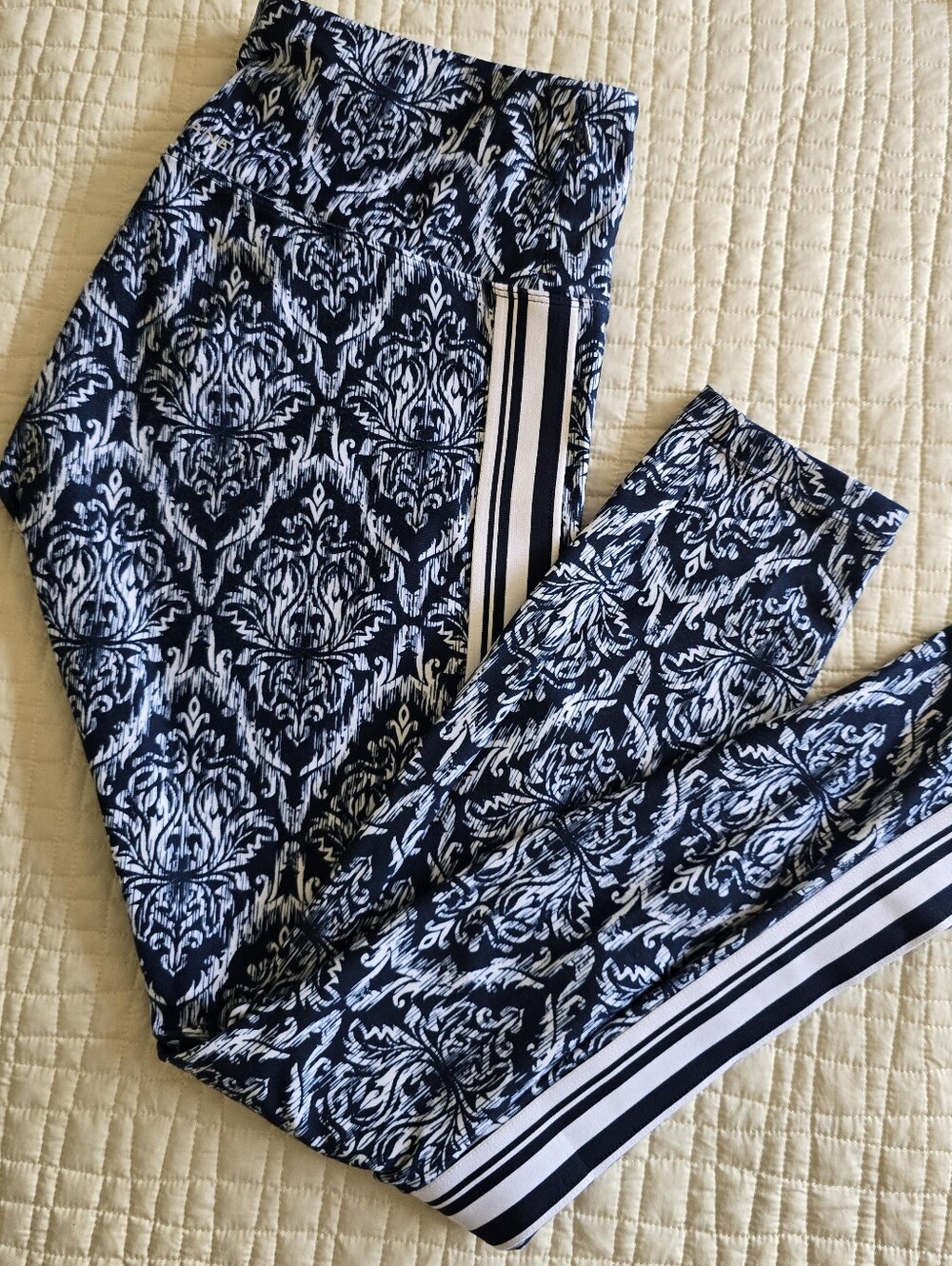 Lorna Jane Navy & White 7/8 Leggings  in Ikat w/Sporty Side Stripes, Size M0